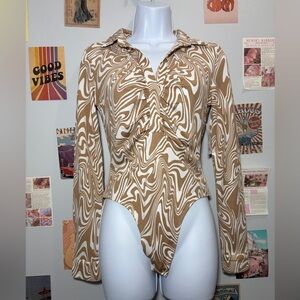 SO Long Sleeve Twist-Front Bodysuit in Brown & White Swirl